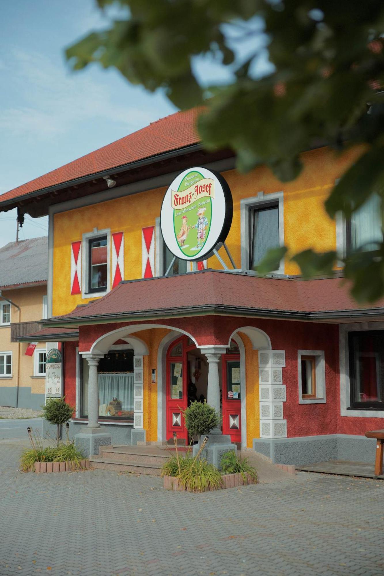 Landgasthof Franz Josef Strasswalchen Bagian luar foto