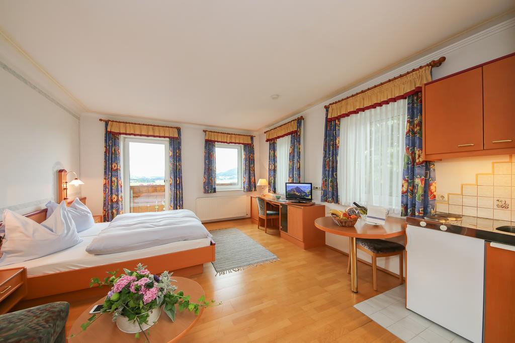 Landgasthof Franz Josef Strasswalchen Bagian luar foto