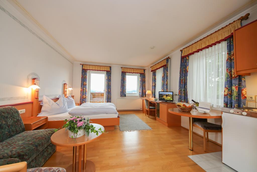 Landgasthof Franz Josef Strasswalchen Bagian luar foto